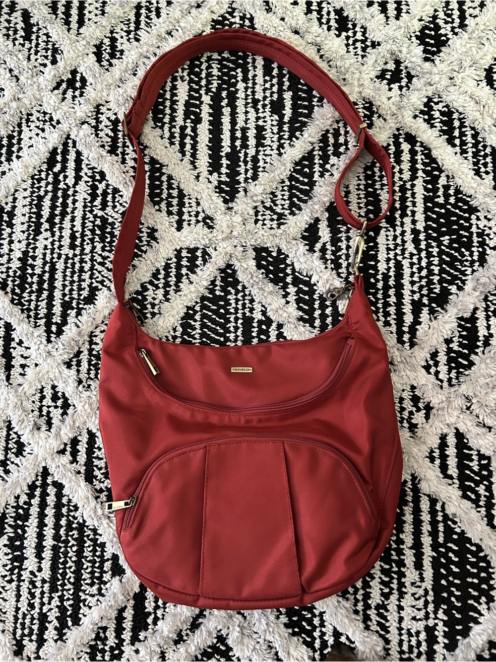 Travelon maroon hobo bag purse with internal rfid protector pocket